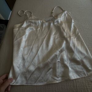 ✨ Nine West Satin Cami Tank ✨
Size: XL | Color: Champagne/Ivory